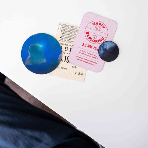 Animated moon & earth magnets