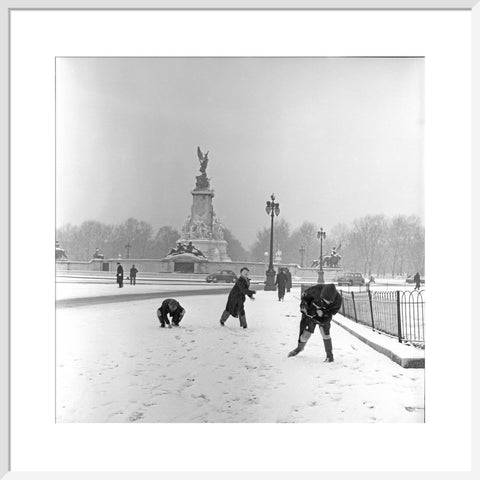 Children play in the snow, The Mall