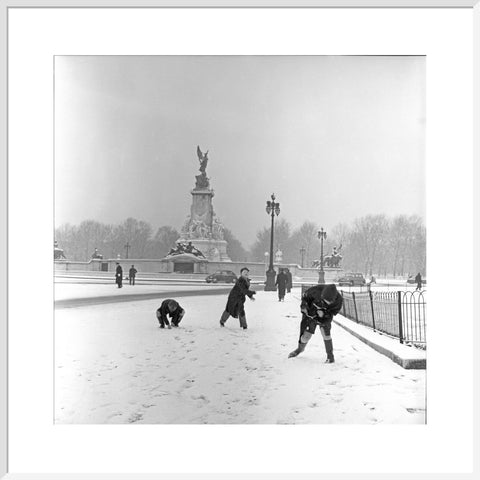 Children play in the snow, The Mall