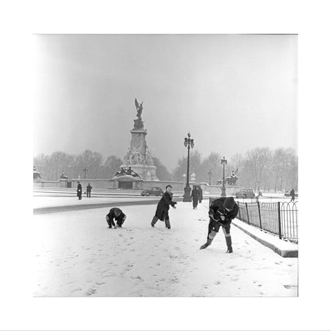 Children play in the snow, The Mall