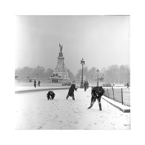 Children play in the snow, The Mall