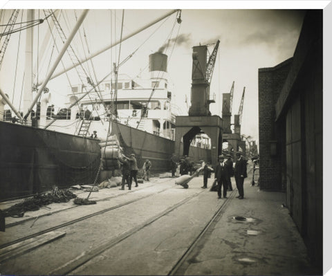 Discharging bagged cotton seed from Madras c. 1925