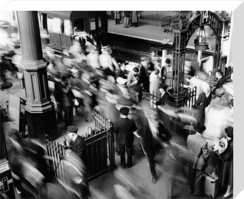 Rush hour at Victoria Railway station c.1955