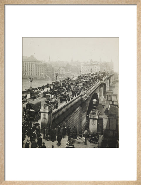 People crossing London Bridge c1900