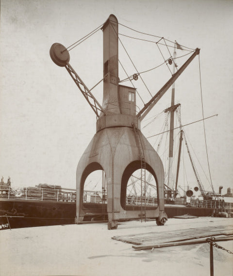 Disharge of cargo by hydraulic crane c.1920