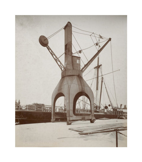 Disharge of cargo by hydraulic crane c.1920